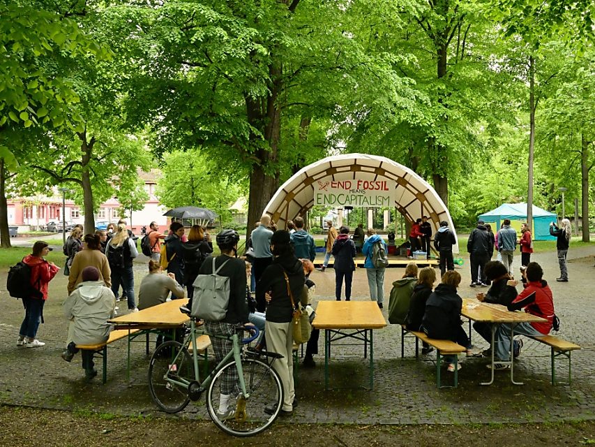 «End Fossil»: Aktivisten haben den Petersplatz vor der Uni besetzt