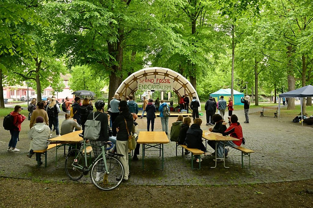 «End Fossil»: Aktivisten haben den Petersplatz vor der Uni besetzt