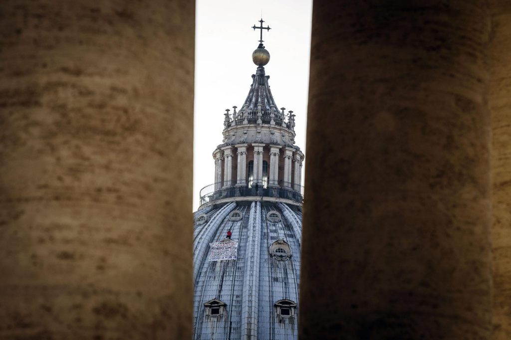 Mann steigt auf Altar des Petersdoms und zieht sich aus