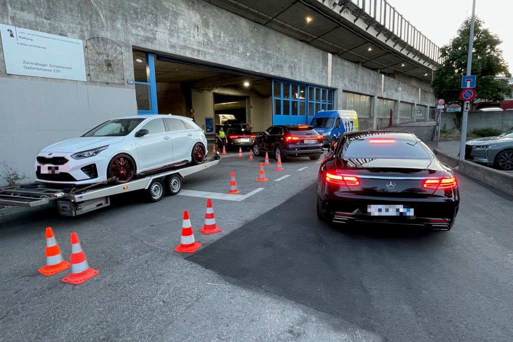 Auf illegale Veränderungen: Polizei kontrolliert 35 Autos an der Gellertstrasse