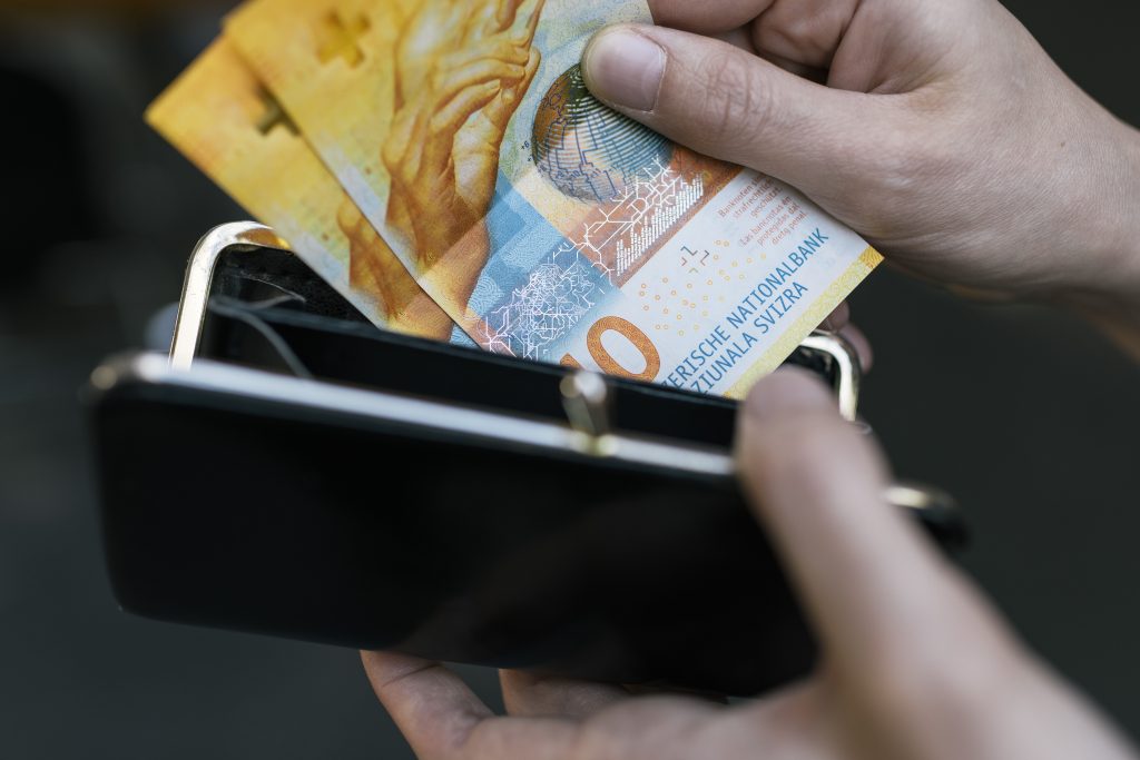 Bargeld wird unbeliebter: Immer mehr Schweizer bezahlen per App