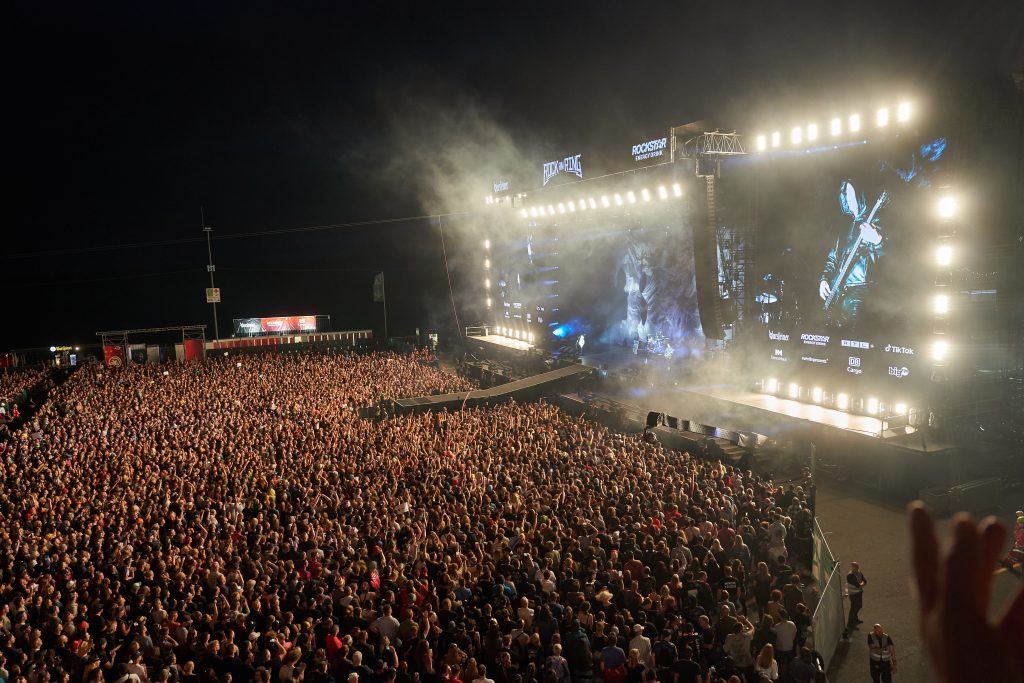 Fans feiern ausgelassen bei Rock am Ring und Rock im Park