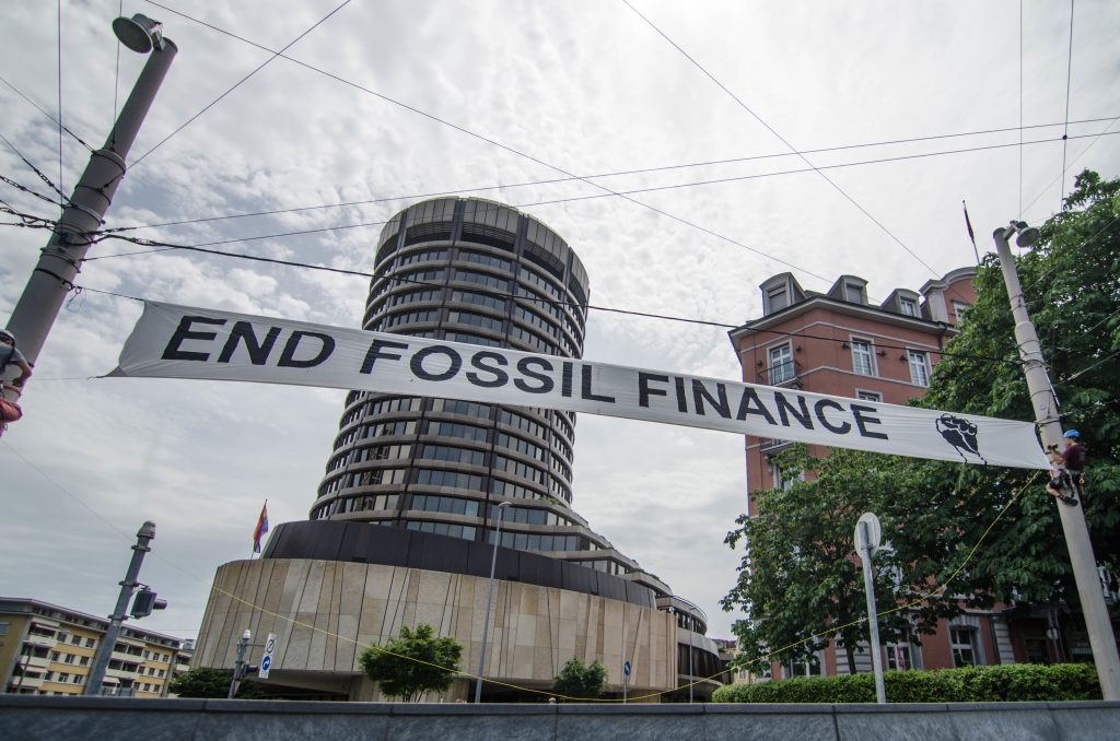 «End Fossil Finance»: Klimaaktivisten klettern vor der BIZ auf Laternenpfähle