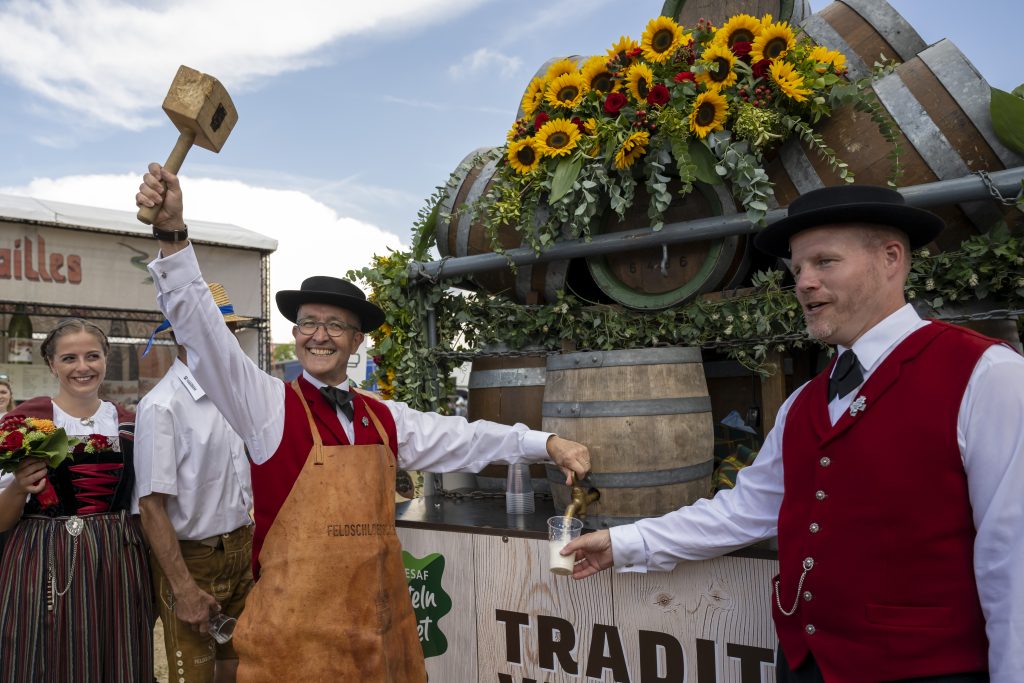 Thomas Weber geht mit einem Lachen