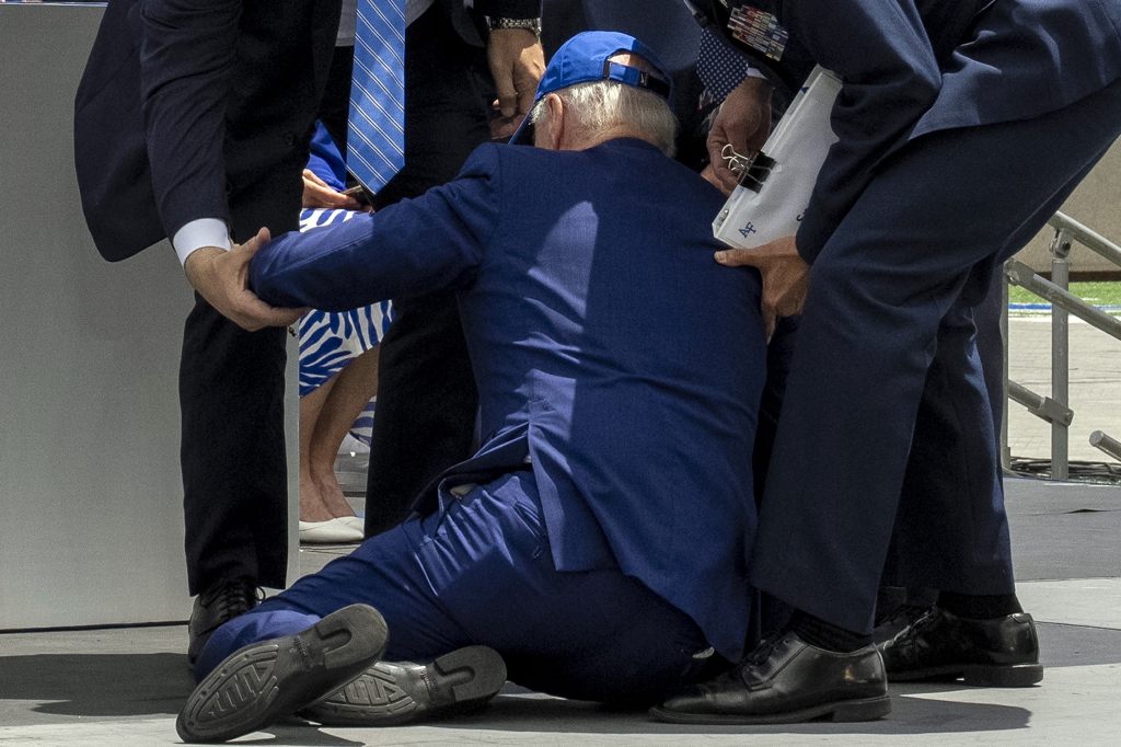 Stolperfalle Alter: Joe Biden stürzt auf offener Bühne in Colorado