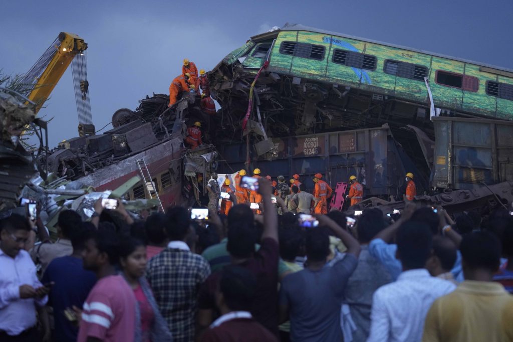 Nach schwerem Zugunglück in Indien: Signalproblem als Ursache vermutet