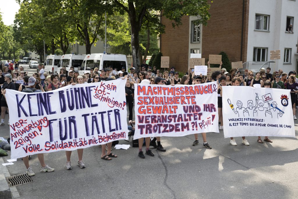 Rund 100 Personen demonstrieren gegen Rammstein-Konzert in Bern