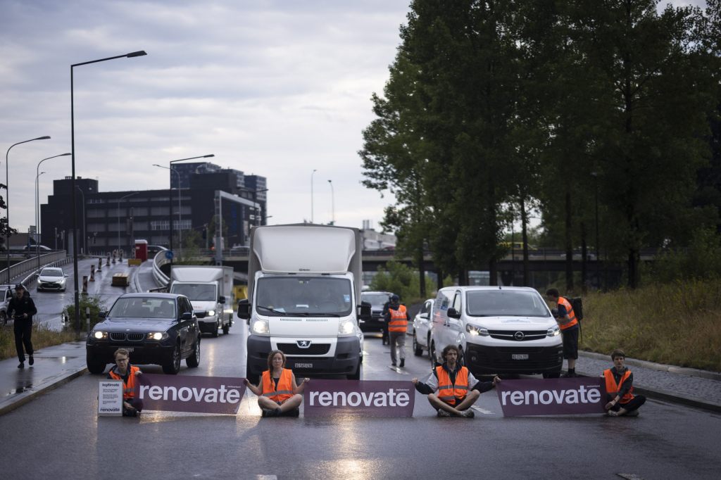 Klima-Aktivisten kleben sich auf Autobahnausfahrten in Zürich