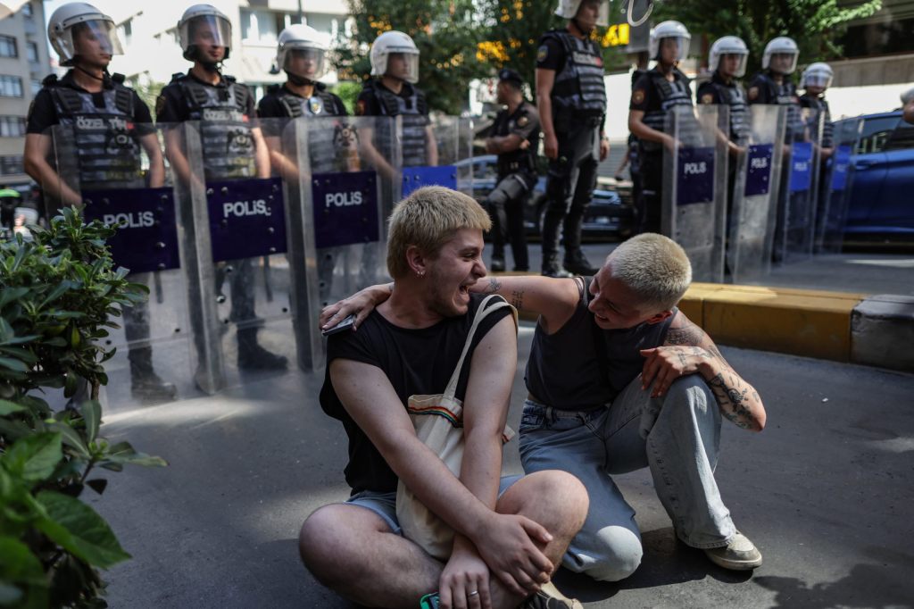 Polizei nimmt Teilnehmer von Pride-Walk in Istanbul fest