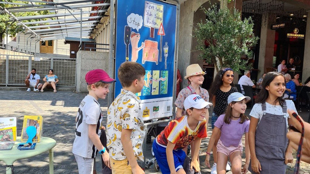 Basler Kinder setzen sich mit einer Plakatkampagne für den Tierschutz ein