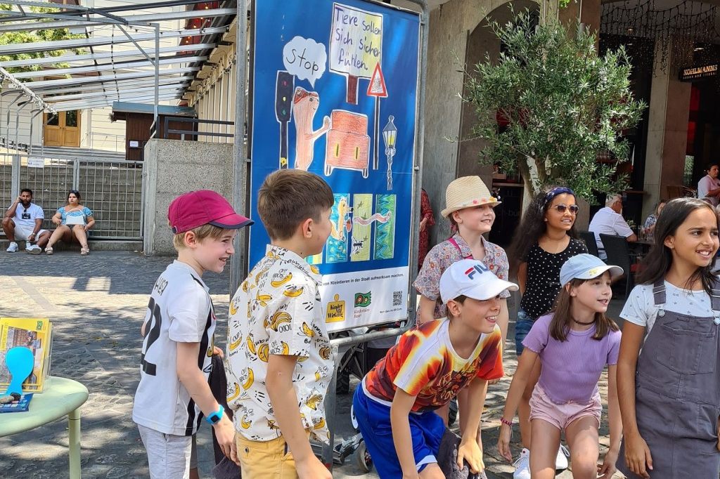 Basler Kinder setzen sich mit einer Plakatkampagne für den Tierschutz ein
