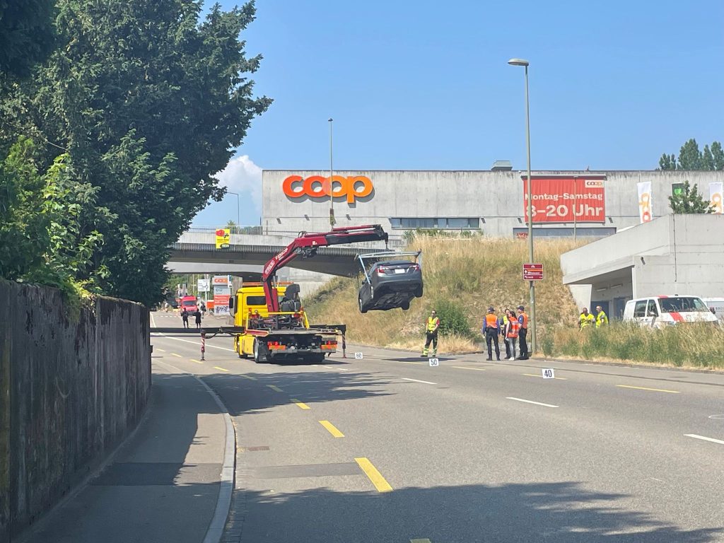 Auto fährt in Füllinsdorf in Menschengruppe auf Trottoir – zwei Schwerverletzte