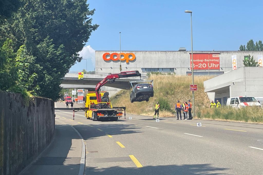 Auto fährt in Füllinsdorf in Menschengruppe auf Trottoir – zwei Schwerverletzte