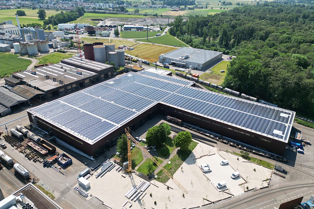 Solarkraftwerk auf Industriedach in Rheinfelden