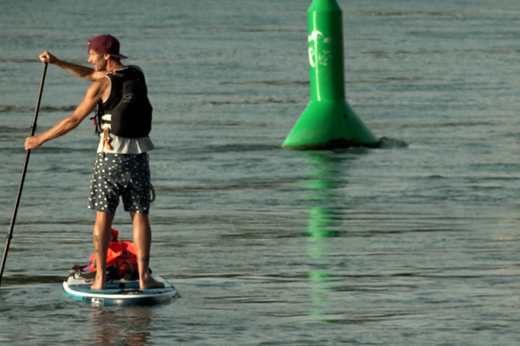 Einschränkungen auf dem Rhein: Stand-Up-Paddeln ist trotzdem sehr beliebt