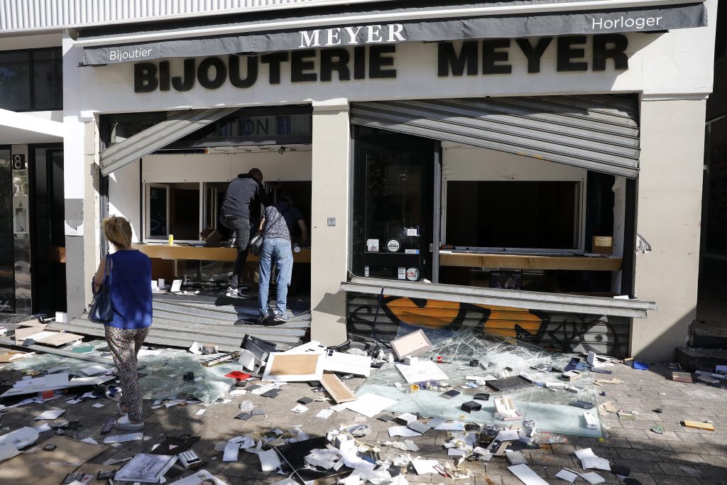Polizei räumt wegen Krawallen die Champs Élysées