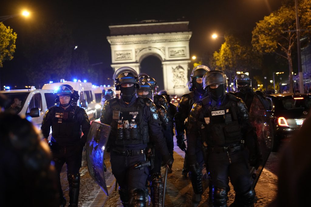 Polizei räumt wegen Krawallen die Champs Élysées