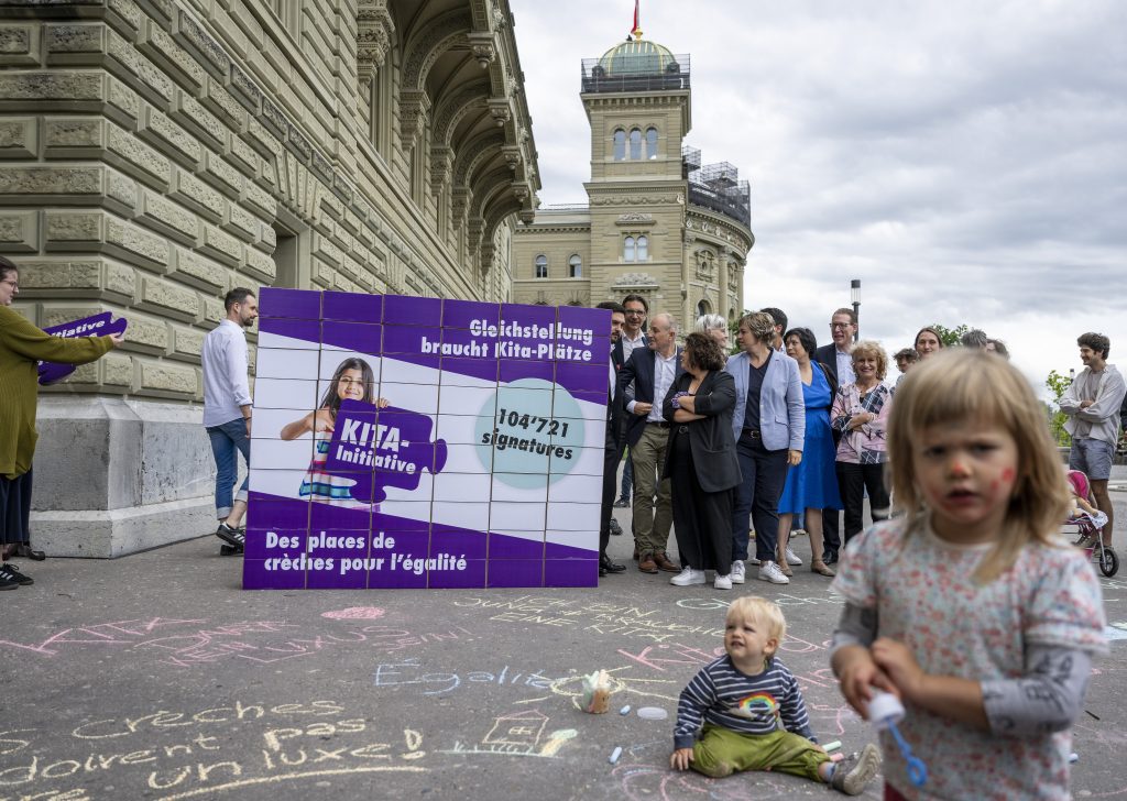 Komitee reicht Unterschriften für Kita-Initiative ein