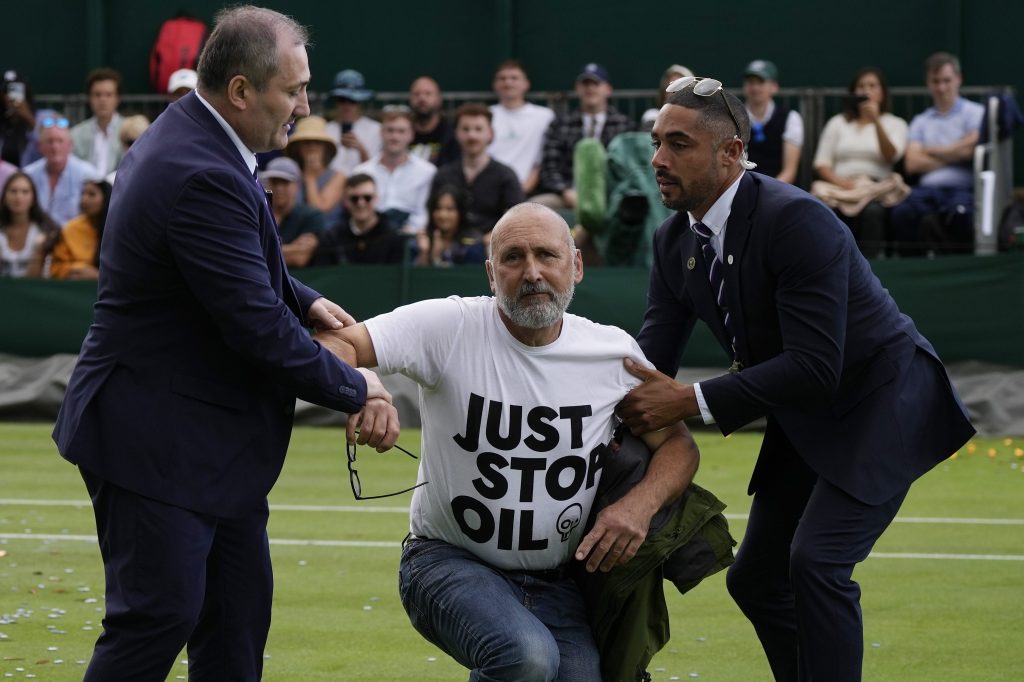 Und plötzlich stürmen Klima-Aktivisten in Wimbledon das Feld