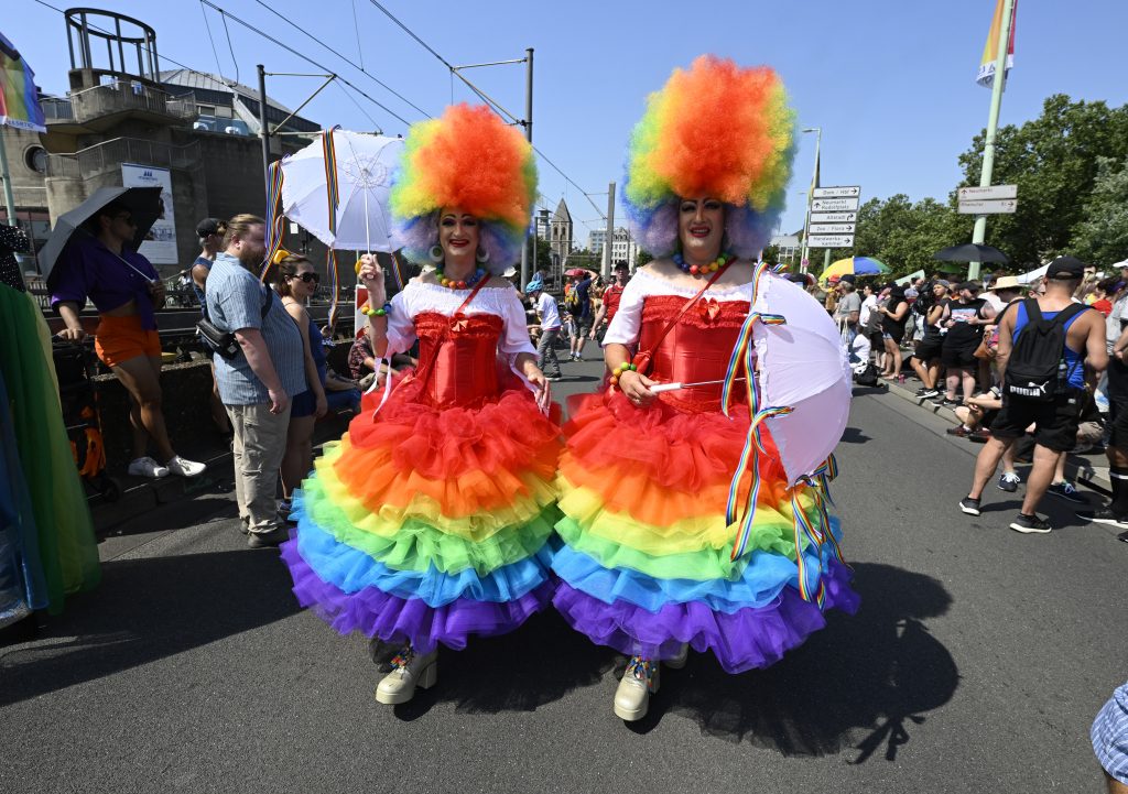 Bunt und laut: Christopher Street Day-Parade zieht durch Köln