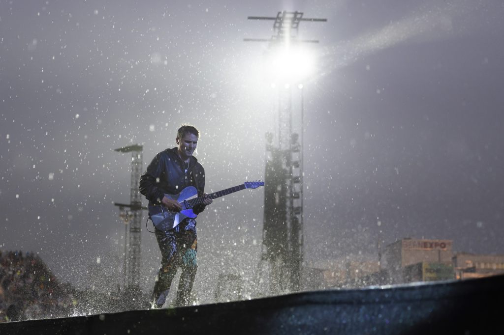 Muse-Fans lassen sich nicht von Starkregen unterkriegen