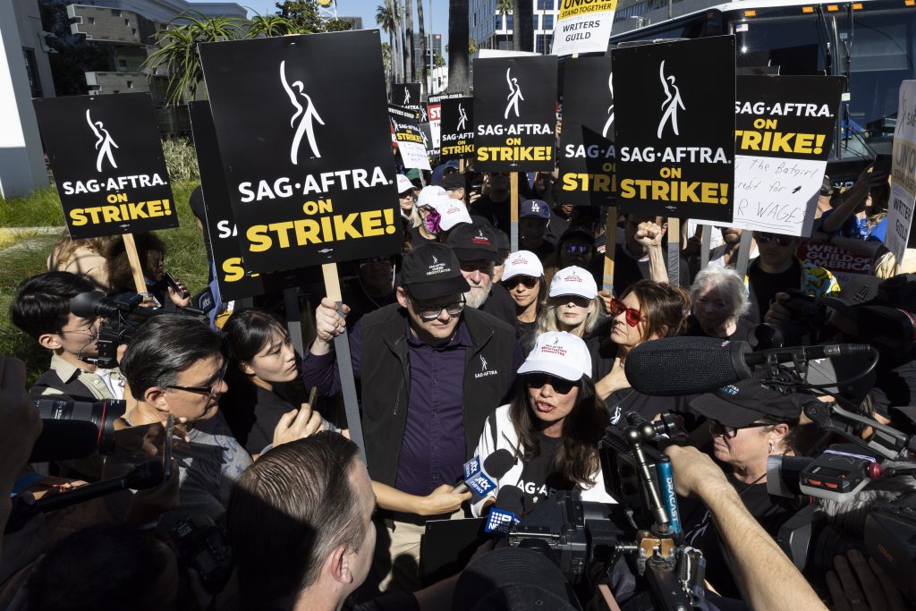 Mit Plakaten und Sprechchören: US-Schauspieler starten in den Streik