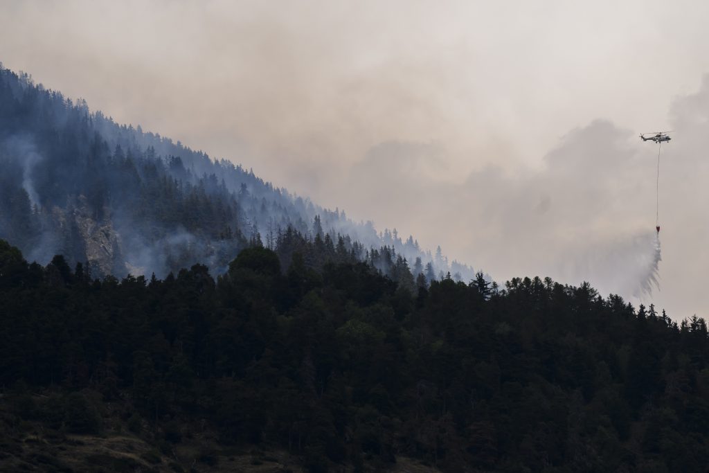 Waldbrand ob Bitsch ist weiter ausser Kontrolle