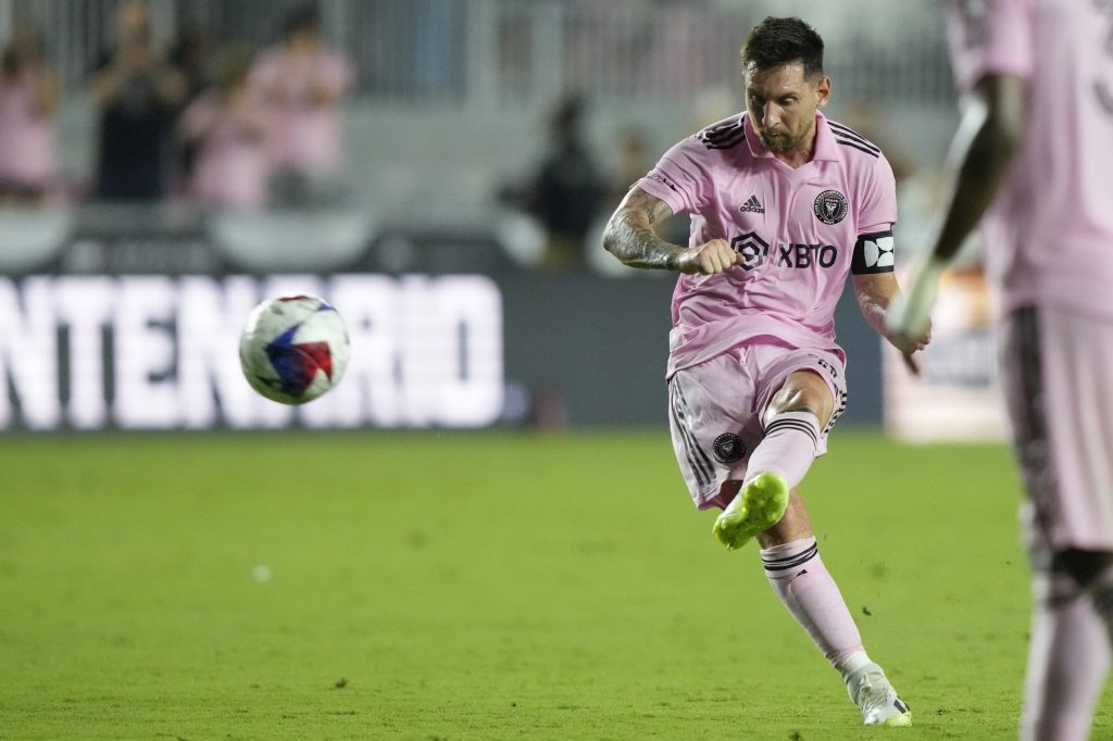 So schön zirkelt Messi bei seinem Debüt Miami zum Sieg