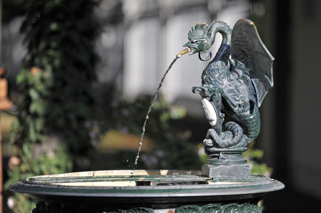 Durch diese Brunnen fliessen Geschichten von Krieg, Verschwinden und Tradition