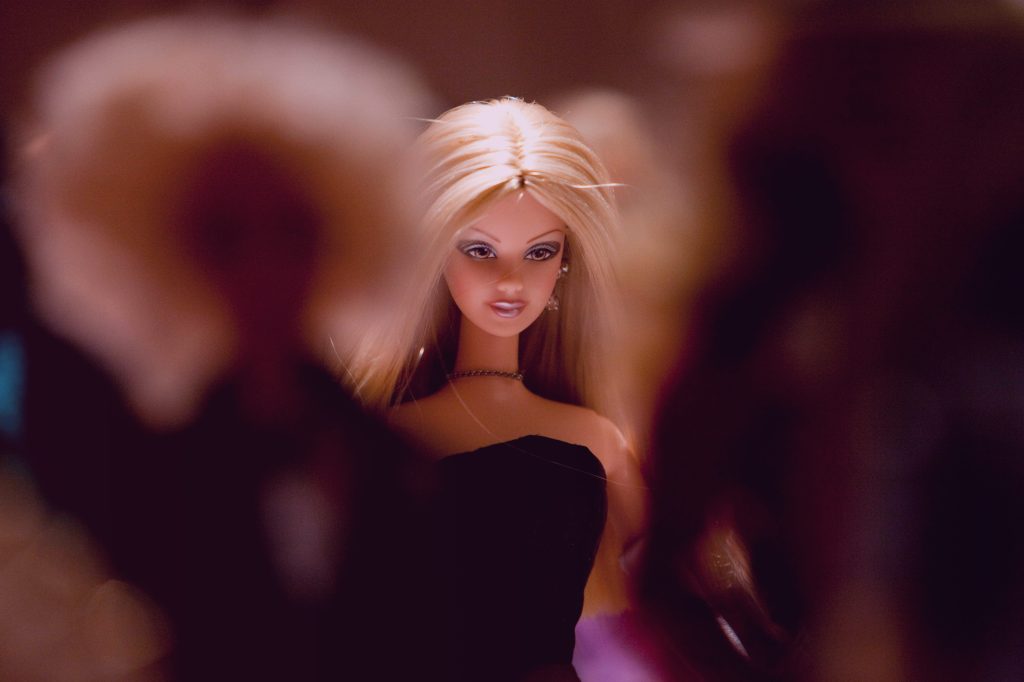 Die Barbie: Eine Chronik von Emanzipation bis Schlankheitswahn