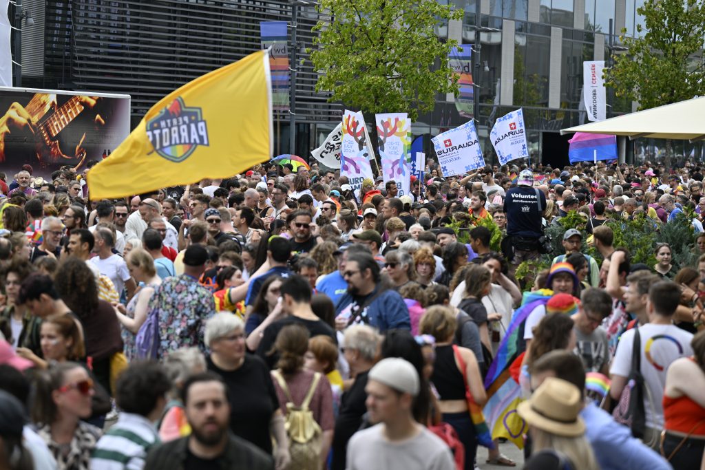 Mehrere Tausend Menschen versammeln sich zum LGBTIQ-Umzug in Bern