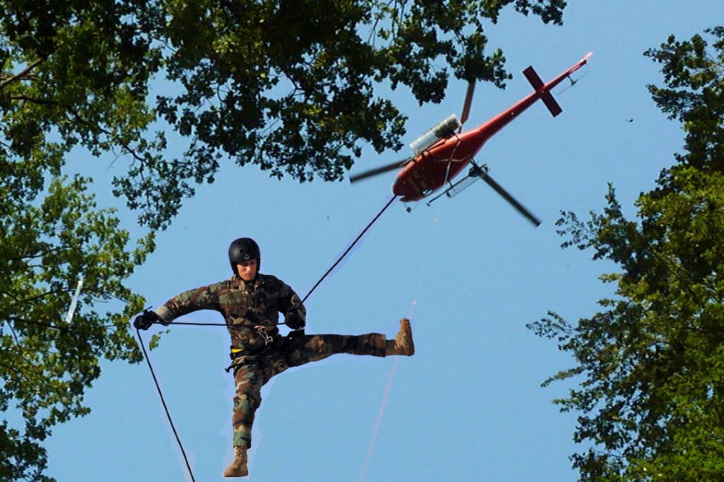 Spezialisten machen Gesundheitscheck der Bäume vom Helikopter aus