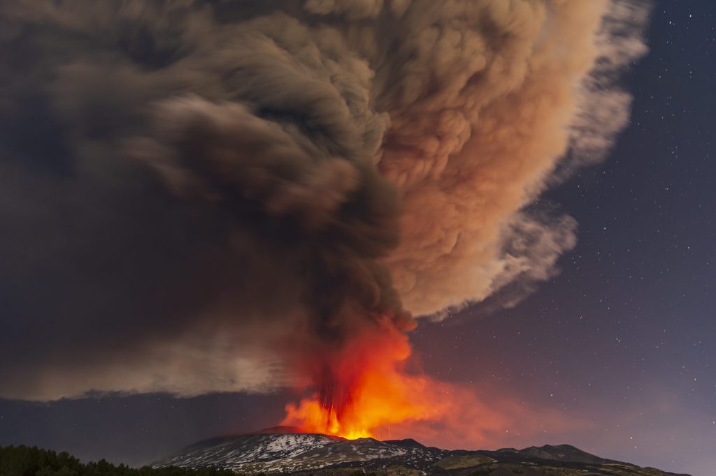 Vulkan Ätna auf Sizilien spuckt Lava und Asche