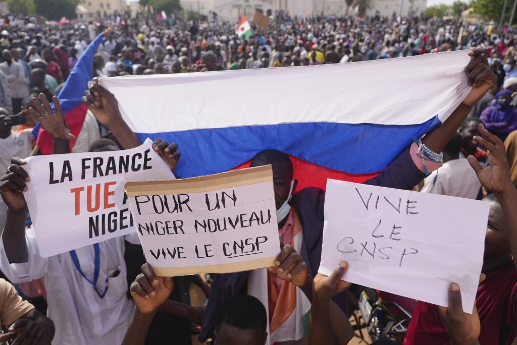 Putsch gegen Regierung: Zehn Schweizer sind aus dem Niger nach Paris geflogen