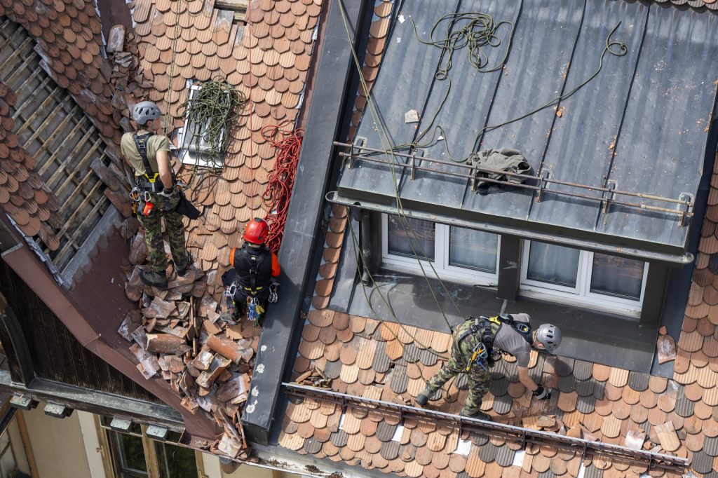 Soldaten sichern Gebäude nach Sturm in La Chaux-de-Fonds