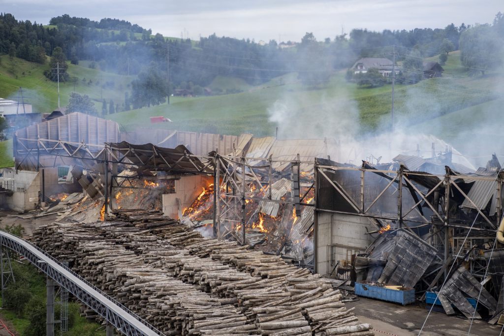 Feuer in Luzerner Holzlagerhalle unter Kontrolle