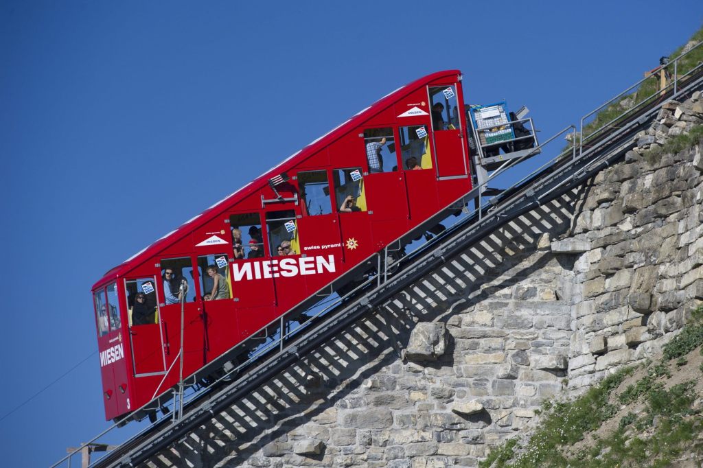 Niesenbahn defekt: 140 Gäste mit dem Helikopter evakuiert