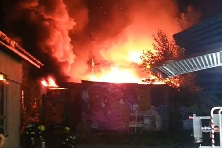 Restaurant im Holzpark Klybeck geht in Flammen auf