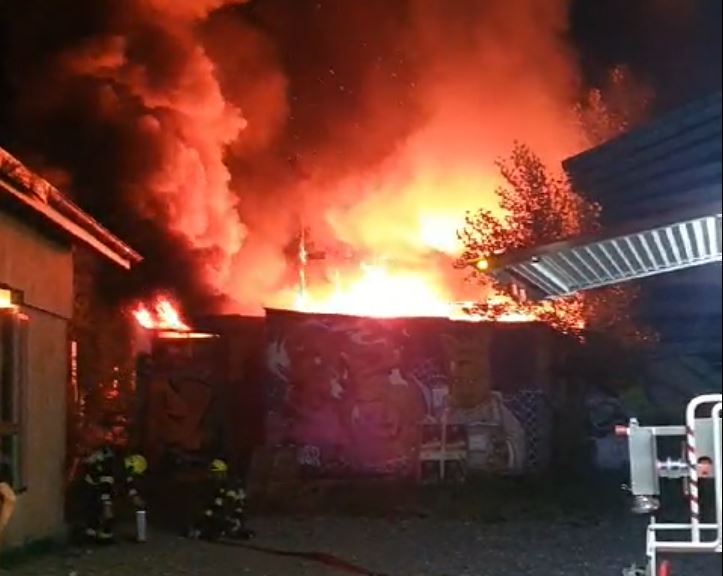 Restaurant im Holzpark Klybeck geht in Flammen auf