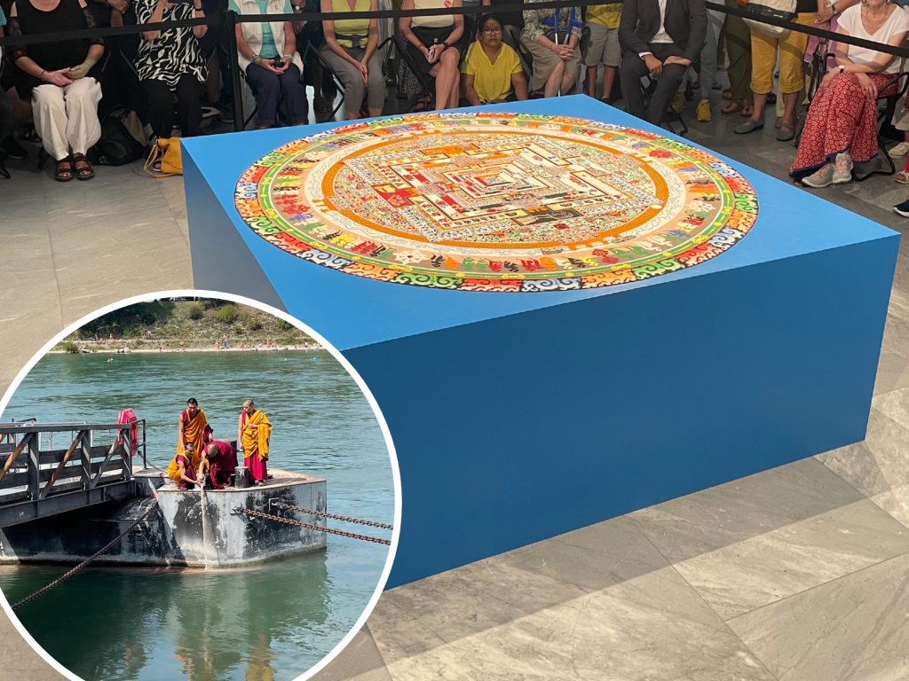 Kunst von tibetischen Mönchen: Jetzt treibt das Mandala den Rhein hinab