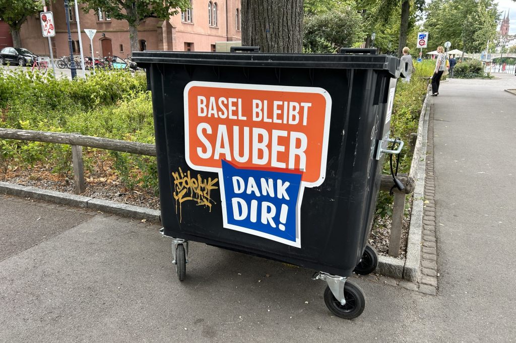 Farbänderung der Container am Rhein