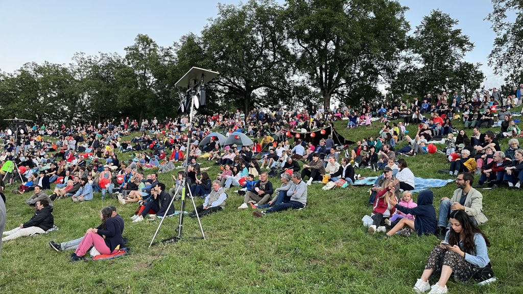 Bruderholz liefert einen Mix aus Feuerwerk und Lichtshow – den Besuchern gefällts