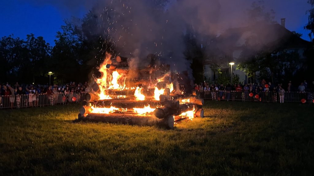 Bruderholz liefert einen Mix aus Feuerwerk und Lichtshow – den Besuchern gefällts