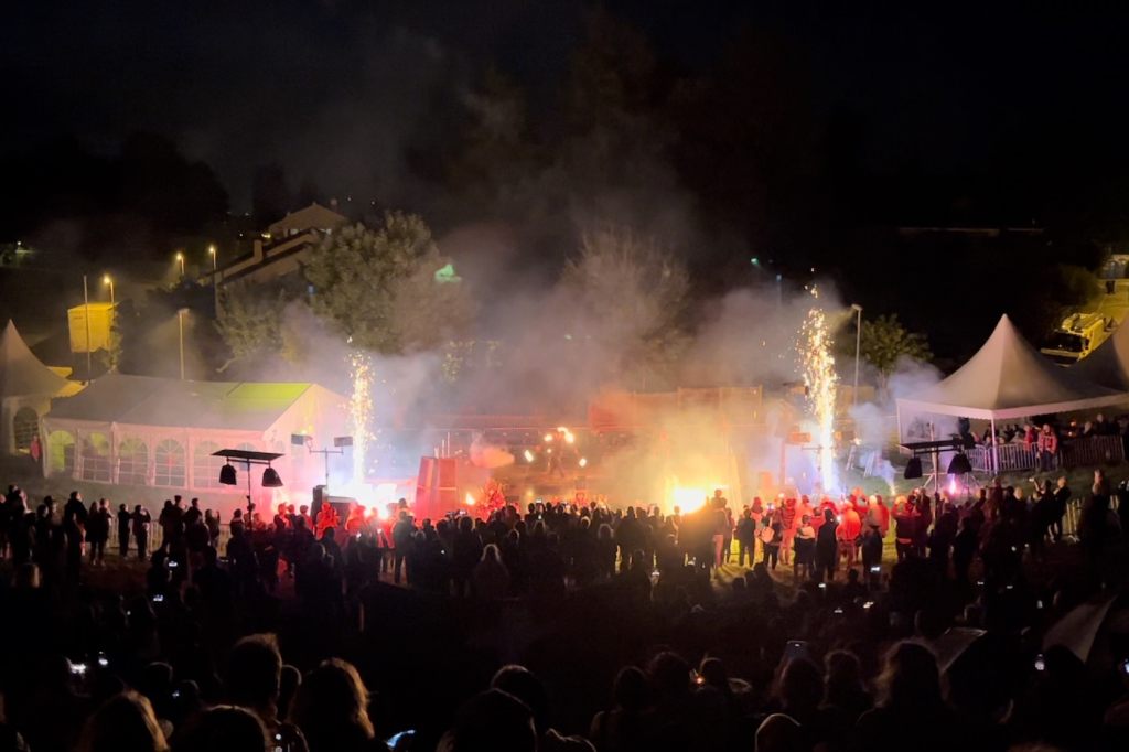 Bruderholz liefert einen Mix aus Feuerwerk und Lichtshow – den Besuchern gefällts