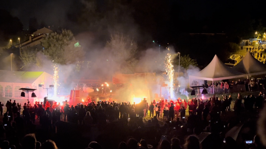 Bruderholz liefert einen Mix aus Feuerwerk und Lichtshow – den Besuchern gefällts