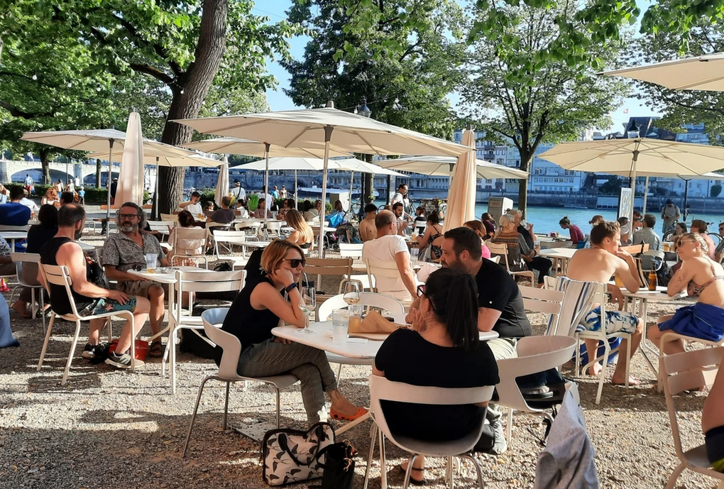 «Aperöle» am Rhy: Basel brilliert im schweizweiten Aperitivo-Ranking