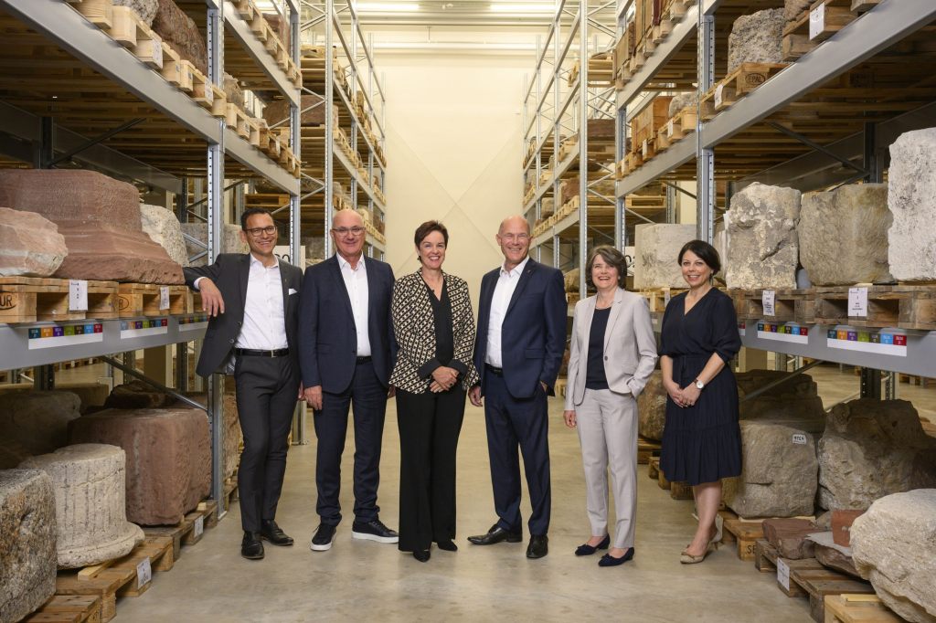 Das offizielle Foto: Eine Regierung zwischen historischen Steinbrocken