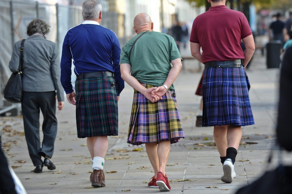 Schottland bleibt auf Kurs, Portugal gewinnt Spitzenkampf
