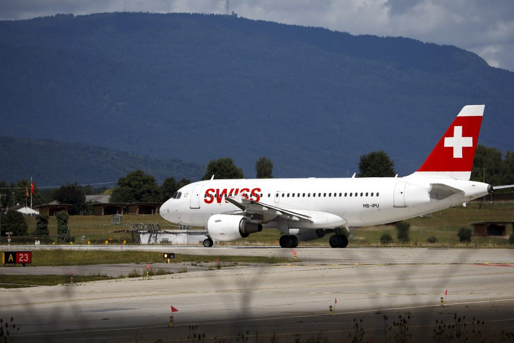 Swiss-Flugzeug gerät in Vogelschwarm und muss Start abbrechen