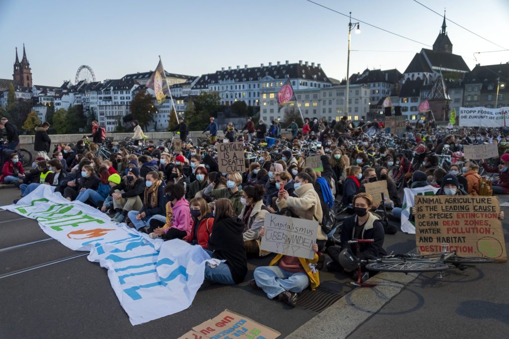 Basler Klimastreik knöpft sich Schweizer Finanzakteure vor